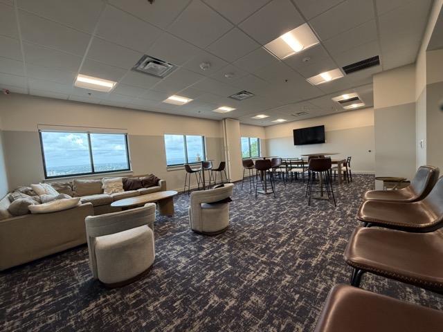 A calm, modern lounge and meeting room at The Pinnacle at Westlake.